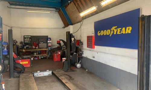 HiQ-Tyres-Autocare-Horley-workshop-with-GY.JPG