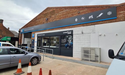 HiQ-Tyres-Autocate-Kings-Lynn-new-HiQ-Signage.jpg