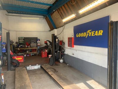 Hi Q Tyres Autocare Horley workshop with GY